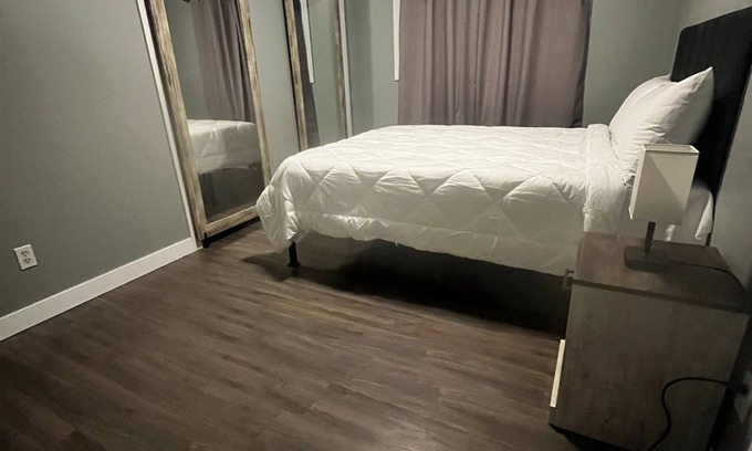 Northeast Edmonton House | Welcoming 3-bedroom house with WiFi in Edmonton and smart tv per room.n