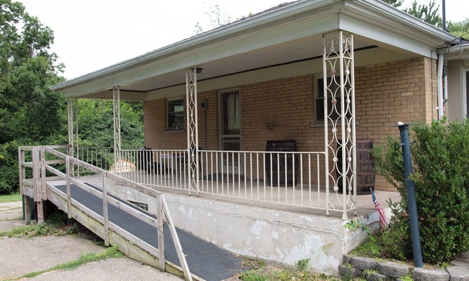 Roselawn Finance Bed & Breakfast | Welcoming cozy private bedroom and a shared bathroom with a large yard