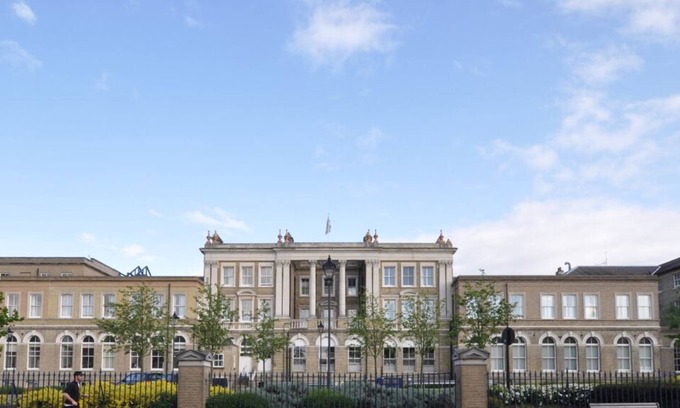 Putney Condo | Well located king bed studio 35 minutes from the heart of London. 1071 gr fl