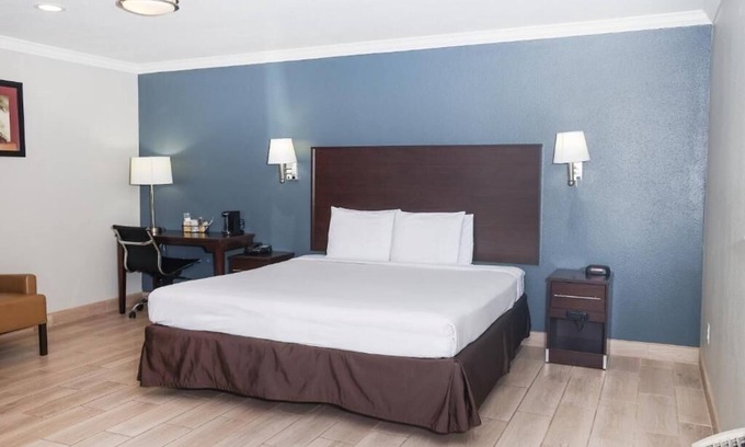 McAllen Hotel | Well-Located Unit Close To Downtown - Pets Welcome, Pool, And Free Parking