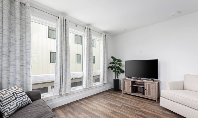 Traverse City Apartment | West Bay Hideaway | Downtown | AC | Beach | Rooftop Deck