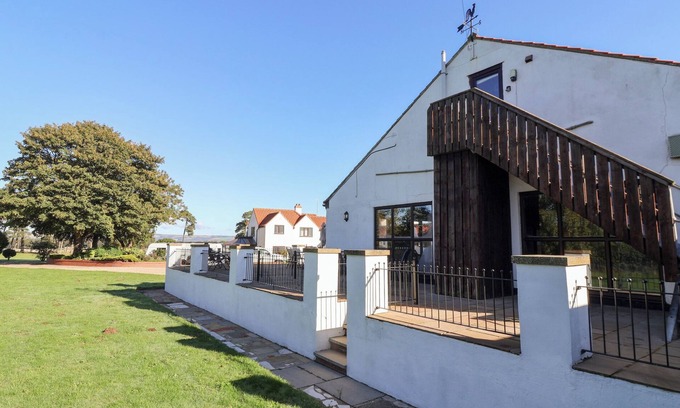 West Heslerton House | WEST COTTAGE, pet friendly, with a garden in Rillington