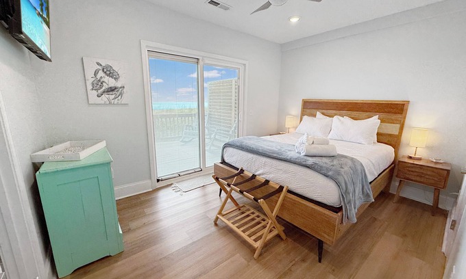 Long Beach Cottage | West End Gulls~ Guest Favorite ~ Beach Access ~ Astonishing Views