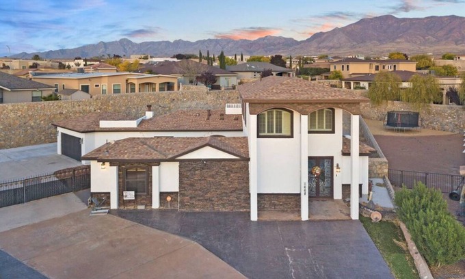 El Paso House | WEST EP KING 1BDRM ONLY -1BATH 5 STAR LOCATION REF AC WIFI ;Mountain View trails