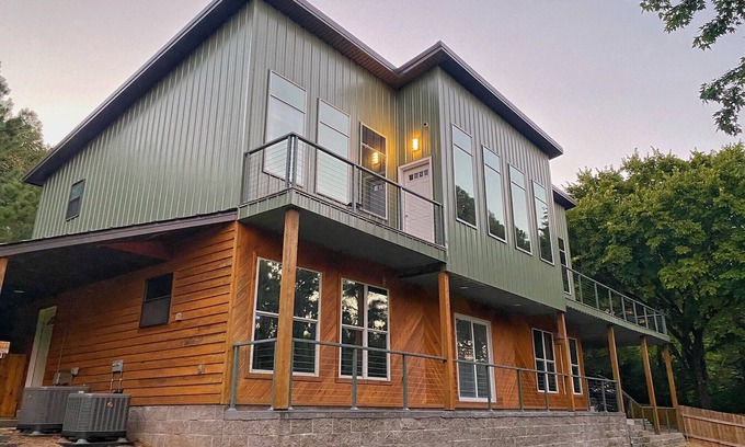 West Fork House | West Fork Pool and Hot Tub- 10 mins to Fay, Devils Den