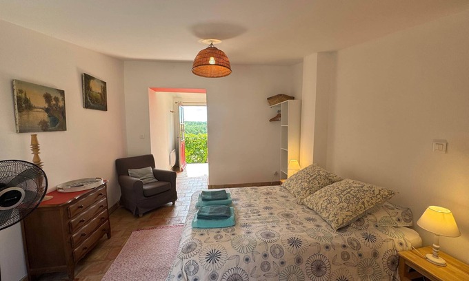 Rognes Apartment | West Studio – Vineyard Room Château Barbebelle - Rognes-Near to Aix en Provence