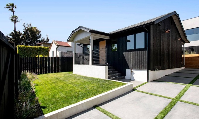 Venice House | Westminster Bungalow - Front House with Private Entrance