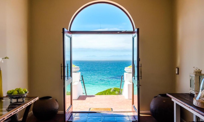 Froggy Farm Hotel | Whale View Manor & Spa