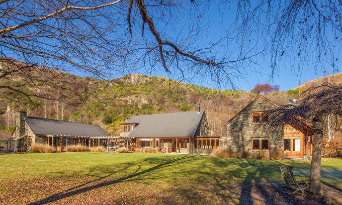 Arrowtown House | Wharenui by MajorDomo - Gorgeous sprawling character home with tennis court and spa pool