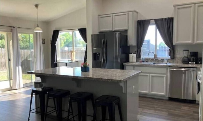 Wheatland House | Wheatland-4 bedroom 5 beds near Hard Rock, Amphitheater, Beale
