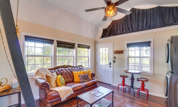 Lake Brownwood Cabin | Whimsical Cabin w/Grill < 4 Mi to Lake Brownwood!