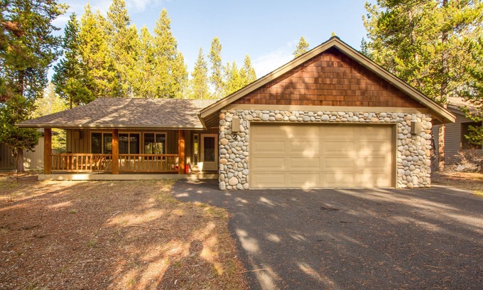 Deer Park House | WHIS02 - Quiet North End Location, Elegant Contemporary Ranch, Hot Tub