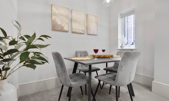 Worcester Apartment | WhiskAwayHomes Shaw Street Apartment 1