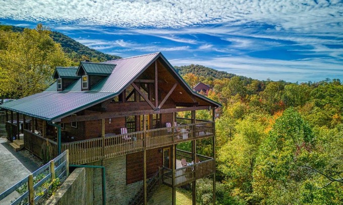 Wears Valley House | Whiskey's mountain lodge, Mtn Views, Hot Tub, 685 FREE tickets each paid day
