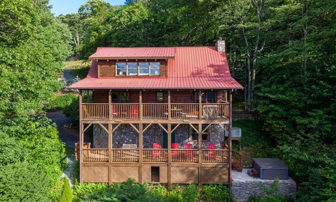 Boone House | Whispering Ridge Retreat - 7 mins. to downtown Boone, hot tub, great views, pool table!