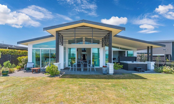 Taupo House | Whispering Waters - Lake Taupo Holiday Home