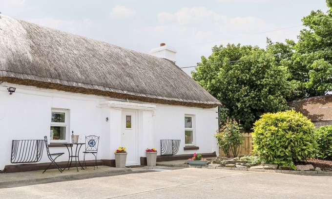 Carndonagh Cottage | WHISPERING WILLOWS - THE THATCH in Carndonagh, County Donegal