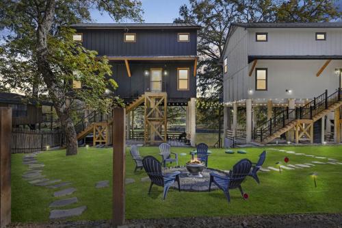New Braunfels House | White & Black House 8br River