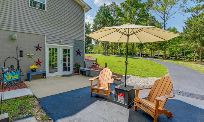 White Bluff Apartment | White Bluff Rental w/ Seasonal Pool & Fire Pit!