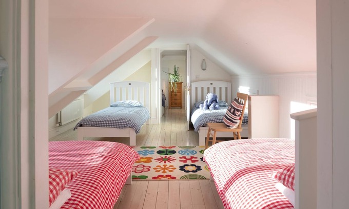 Rhosneigr House | White Cottage: 6‑Bed Beachfront House Sleeping 14 in Rhosneigr | Managed by Anglesey Holiday Letting