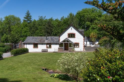 Abergavenny House | White Horse Farmhouse - Luxury Retreat