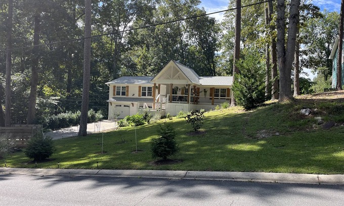 Woodstock House | White House on a hillnPet f., close to wedding venues, Roswell, Milton & Canton.