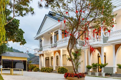 Duc Trong Hotel | White Villa Đà Lạt