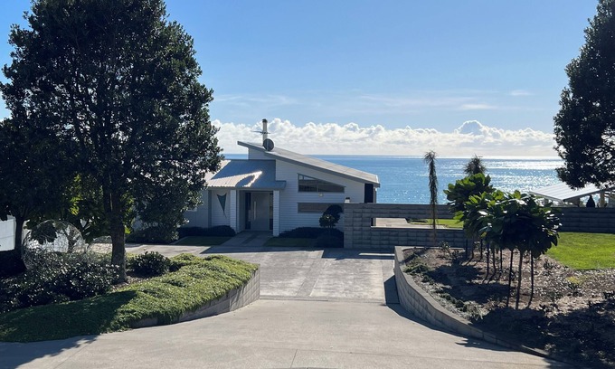 Waiiti House | WhiteCliffs Waterfront Beach House nBeautiful sea views.