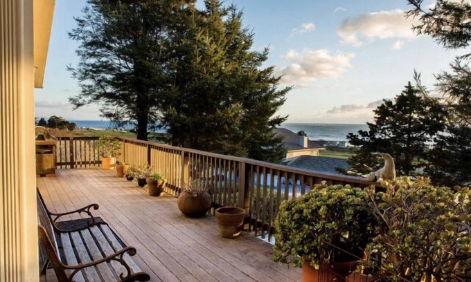 Shelter Cove Cabin | Whitewater Ocean Views, Walk to Beaches, Family Friendly