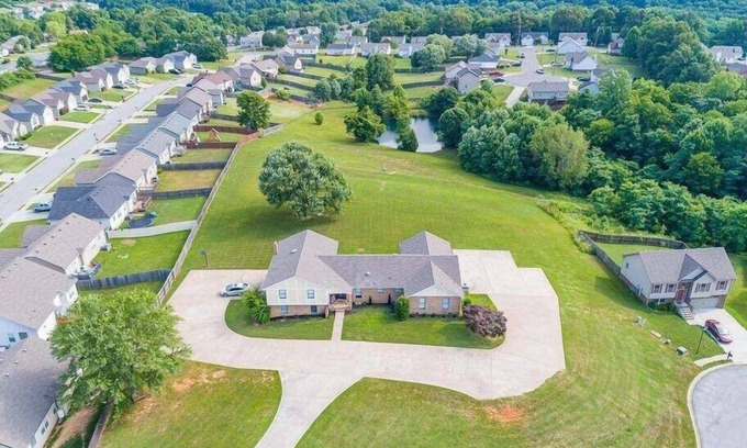Clarksville House | Whole Home 1335 Whitt Ln