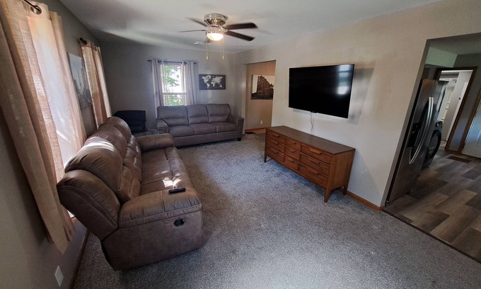 Dubuque House | Whole Home by Heritage Trail, quiet street, outdoor games