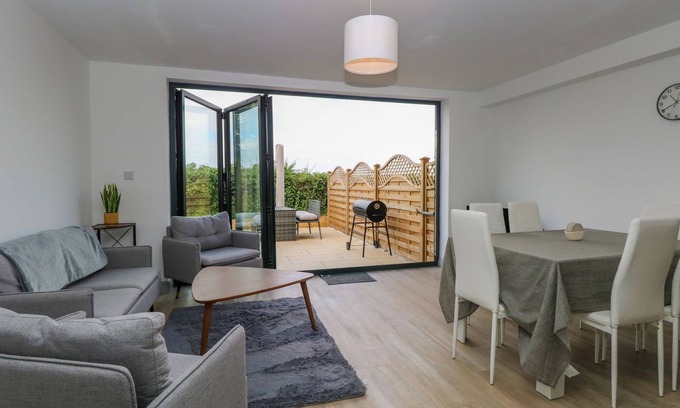 Docking Cottage | WIDDINGTON 2 BERNALEEN COTTAGES, pet friendly in Docking