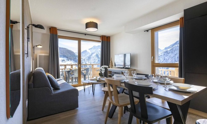 Les Deux Alpes Apartment | Wifi, 100m from ski lifts, fitness, sauna, hammam, terrace, balcony, tv, ski locker, 43-48m²