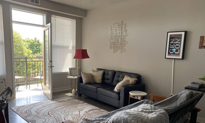 Downtown Indianapolis Apartment | WiFi, 24hr gym, pool, media center 3 min walk to hospital, food, entertainment!