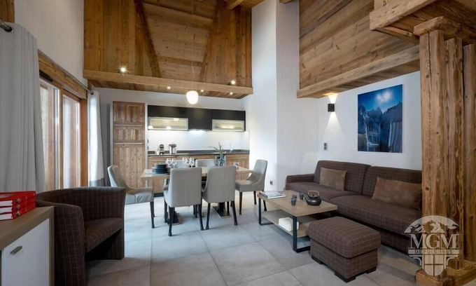 Chamonix City Centre Apartment | Wifi, 50m from ski lifts, view garden, fitness, swimming pool, balcony, parking, tv, ski locker