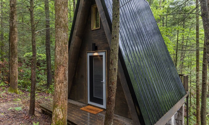 Pine Ridge Cabin | WiFi & Adventure - The Overlook - Camping Cabin Retreat in Red River Gorge, KY!