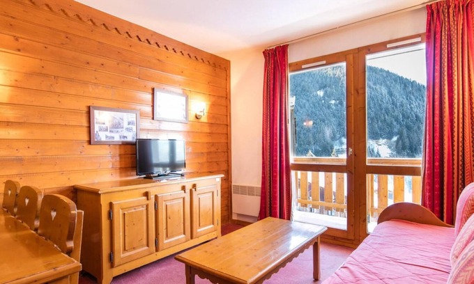 Valfrejus Apartment | Wifi, ski-in/ski-out & foot of the slopes, swimming pool, sauna, tv, ski locker, 32-36m², Valfréjus