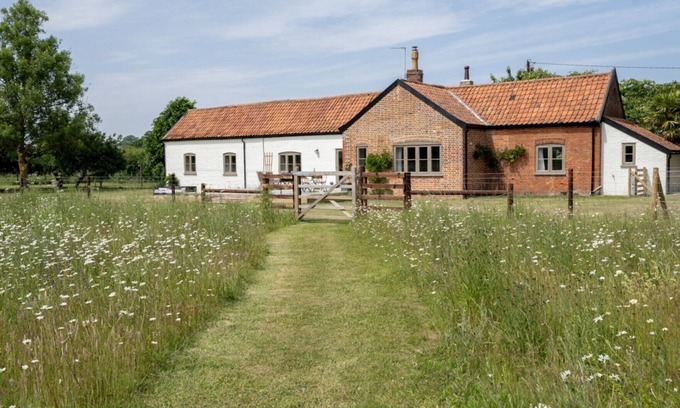 Postwick with Witton House | Wild Meadow Cottage - Five Bedroom House, Sleeps 10