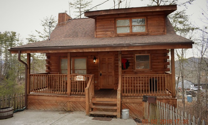 Pigeon Forge Cabin | Wild Thang Perfect for Your Summer Vacation!