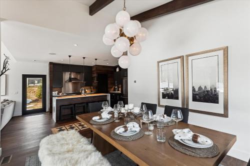 Stowe Area House | Wildebrook: 4br Mountain Luxury, fireplace, hot tub, x-country ski in/out, 10min to ski resort