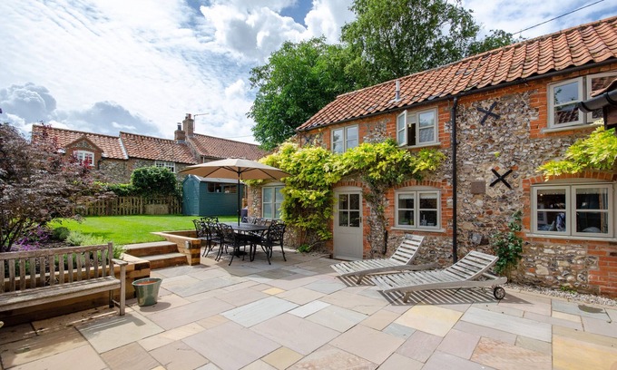 Wighton House | Willow Cottage - Five Bedroom House, Sleeps 8