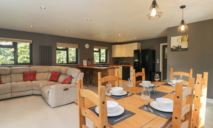 Dunbridge Cottage | WILLOW COTTAGE, pet friendly, with a garden in Whiteparish