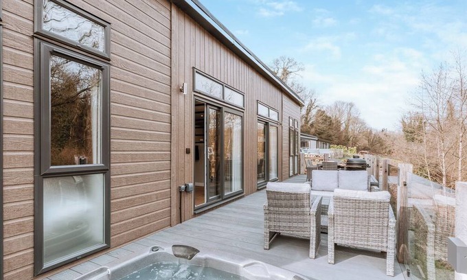 Bridgnorth Ski Chalet | Willow Lodge VIP Hot Tub and Pet Friendly