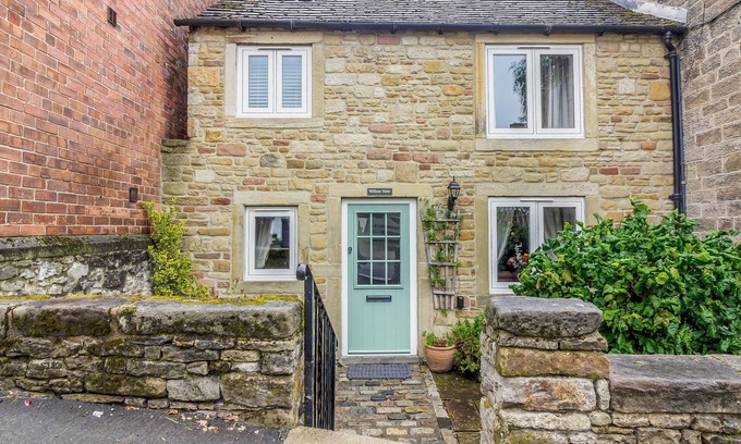 Stoney Middleton Cottage | WILLOW VIEW, pet friendly, with open fire in Stoney Middleton