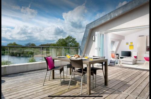 Malmesbury Apartment | Willow Warbler - HM112 - Lower Mill Estate Penthouse Apartment with Spa Access