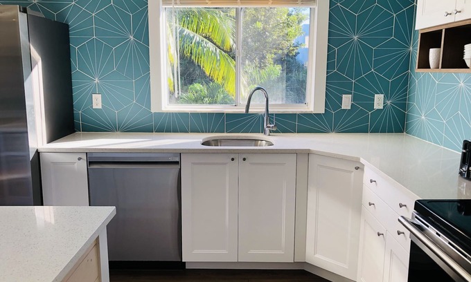 Sanibel Condo | Wind + Tide 70" TV, Two King Suites, Beachfront Complex!