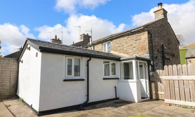 Sedbergh Cottage | WINDER FELL VIEW, with open fire in Sedbergh