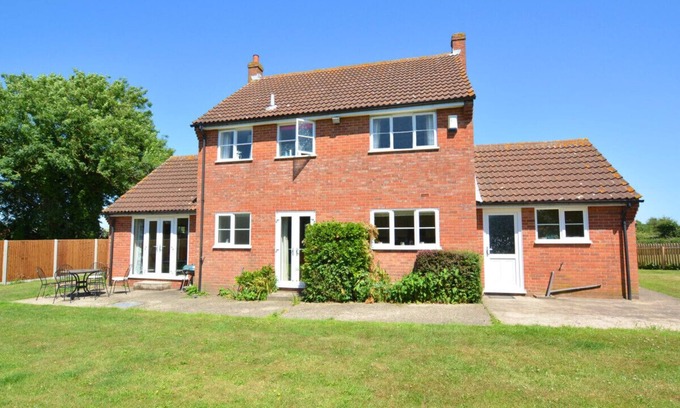 Little Plumstead House | Windfalls - Three Bedroom House, Sleeps 6
