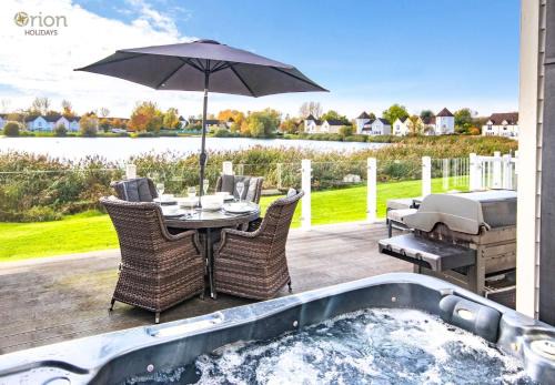 South Cerney House | Windrush Lake 66, Sun Kissed Lodge