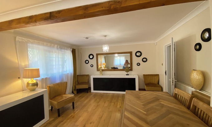 Fifield House | Windsor Cottages a minute away from Thames and Bray studios